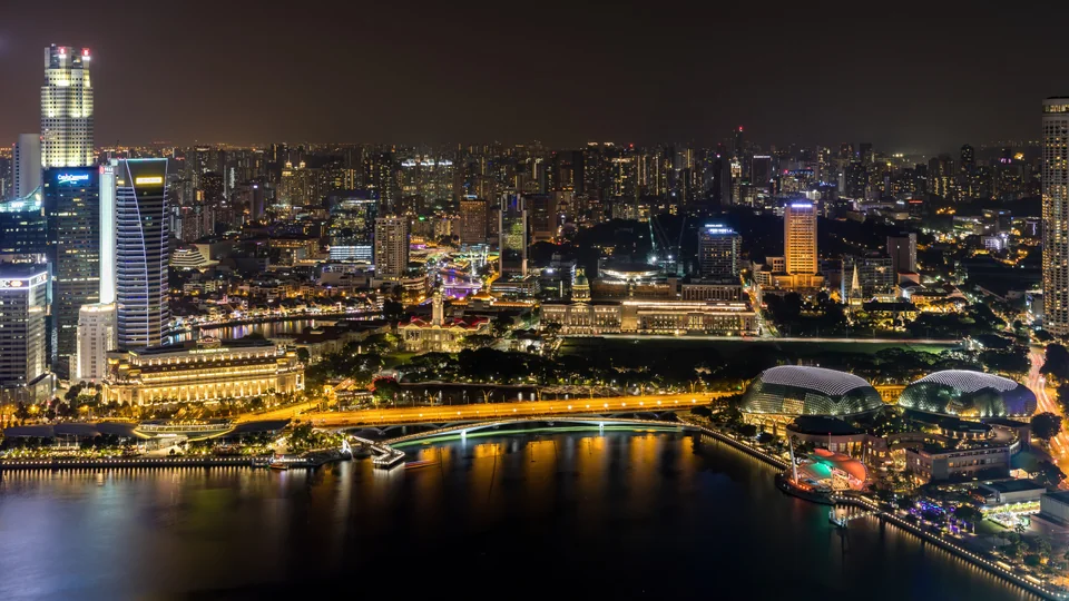 新加坡中央商务区夜间亮起灯光的高楼群