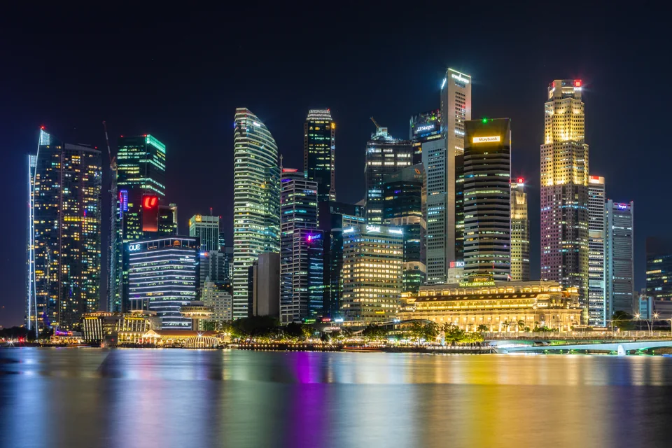 新加坡滨海湾夜间灯光与金融区天际线