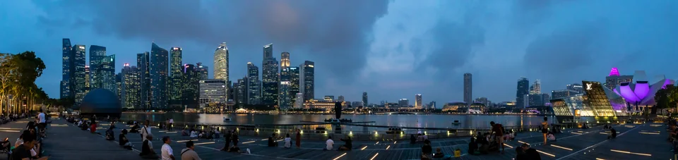 新加坡滨海湾夜晚城市灯光与水岸候见场景